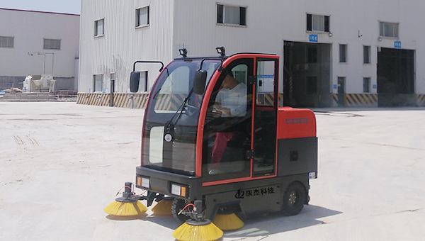 吸塵掃地車-清掃車-慶杰電動掃地車走進大型攪拌站